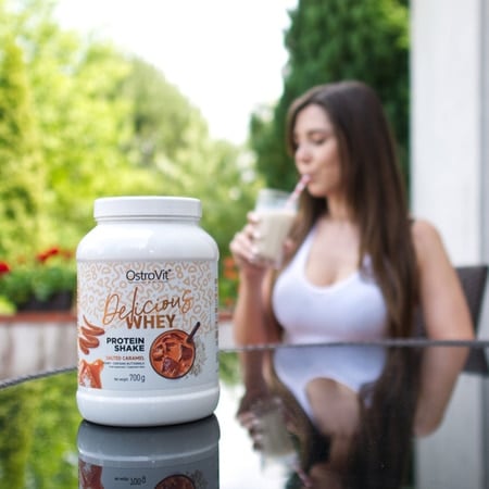 Delicious WHEY 700 g di caramello salato Ostrovit - immagine 3